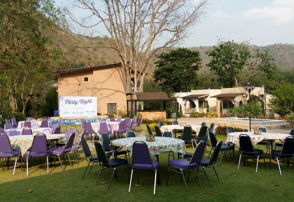 บรรยากาศส่วนกลางและสระว่ายน้ำวิวภูเขาของ Stamp Hills Resort ราชบุรี