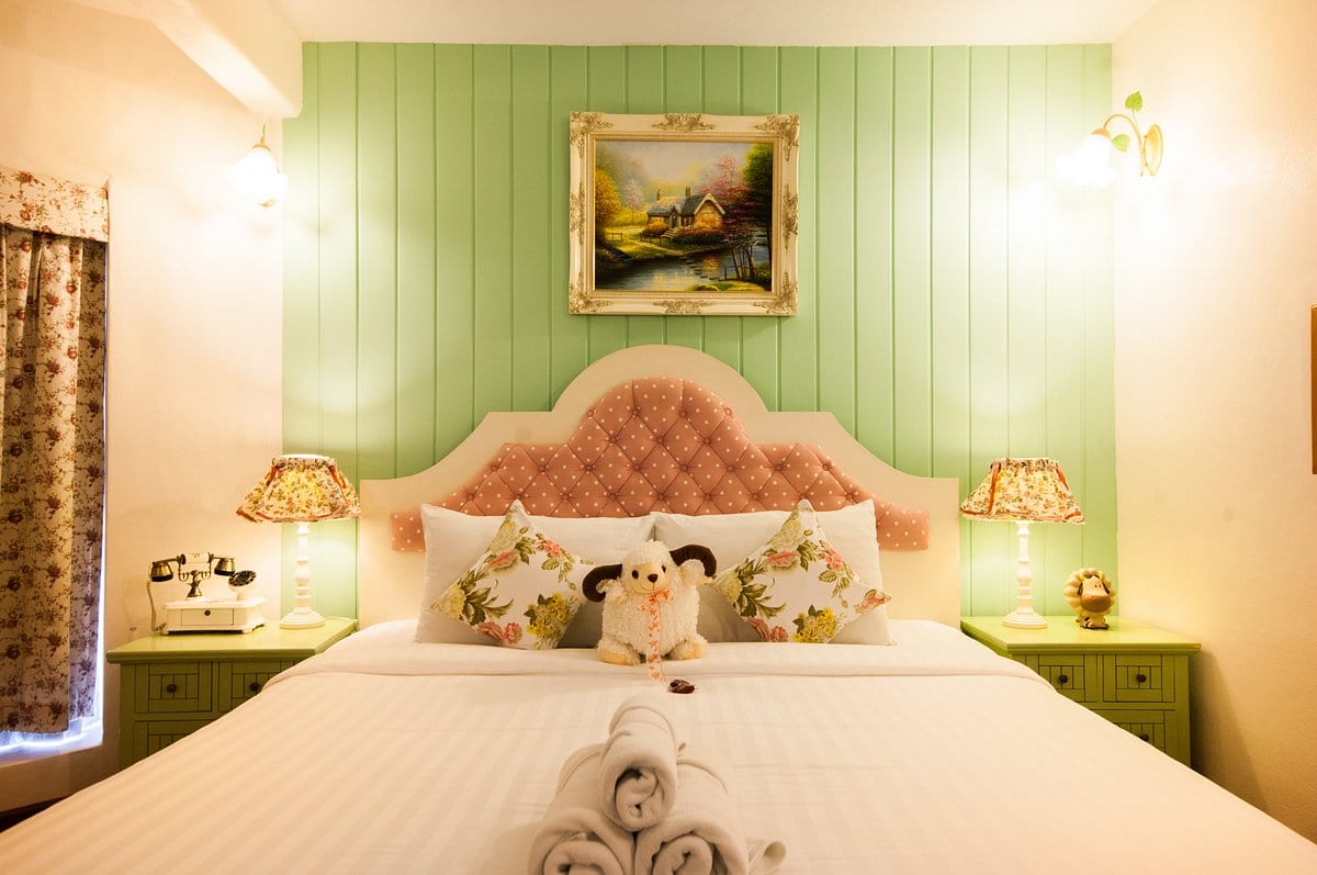 บรรยากาศพื้นที่ส่วนกลางและสวนของ Swiss Valley Hip Resort ท่ามกลางภูเขา
