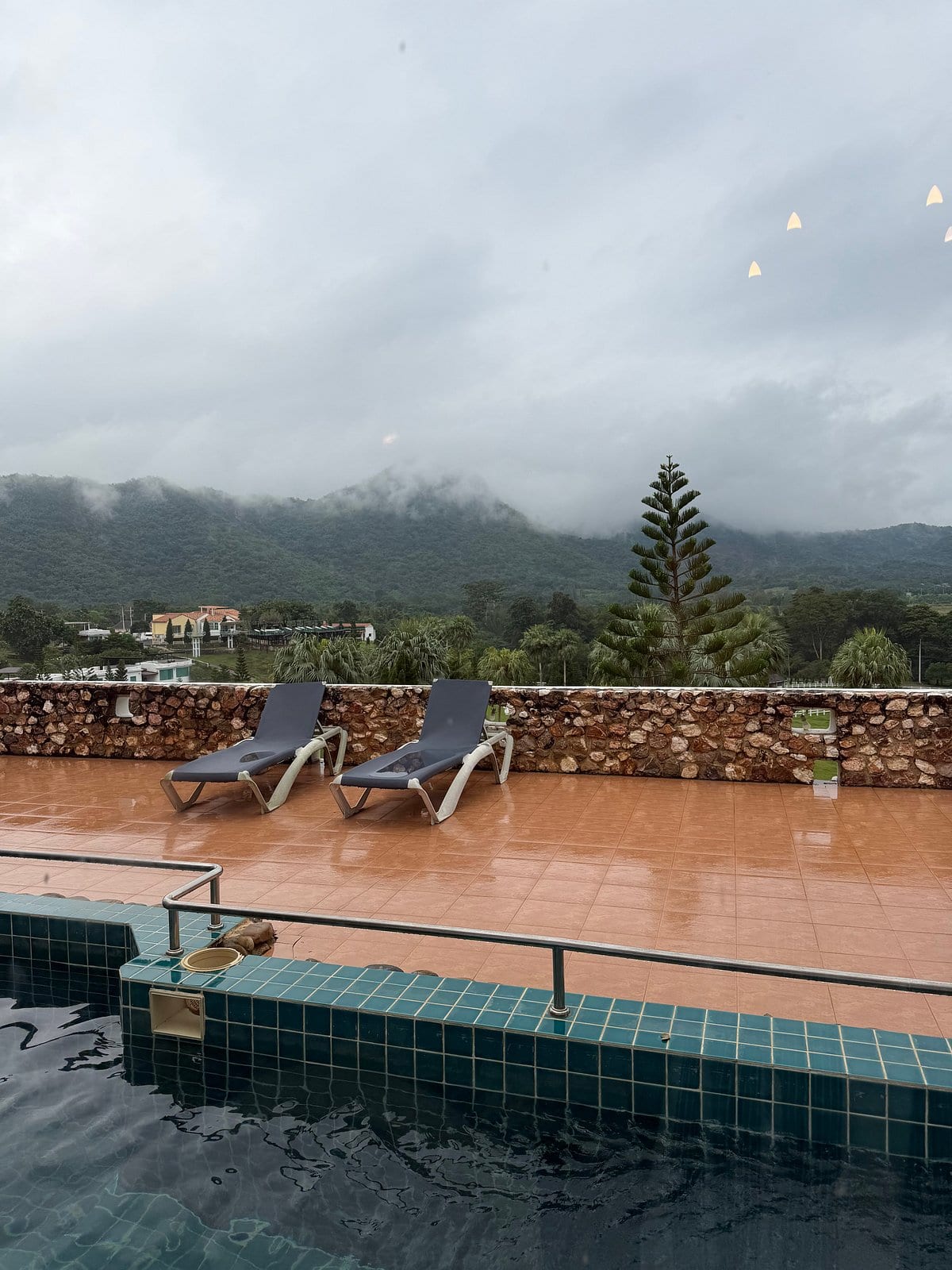 มุมพักผ่อนและธรรมชาติรอบรีสอร์ต Swiss Valley Hip Resort สวนผึ้ง