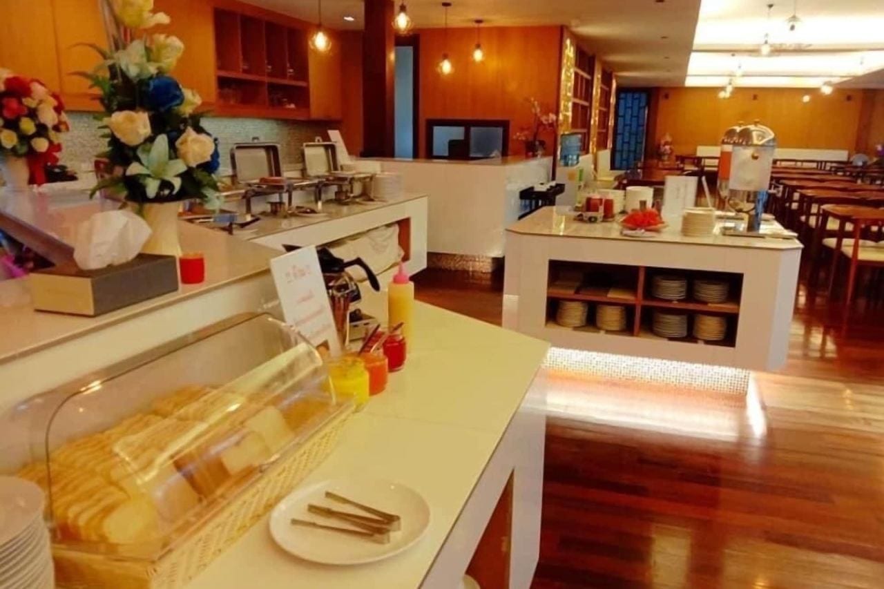 มุมอาหารเช้าและร้านอาหารของ Tai-Shan Suites ราชบุรี ตกแต่งโทนไม้อุ่น