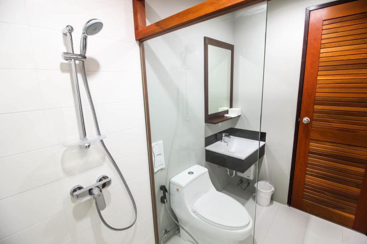 ห้องน้ำของ Tai-Shan Suites ติดกระจกใส สะอาด มีเครื่องทำน้ำอุ่น