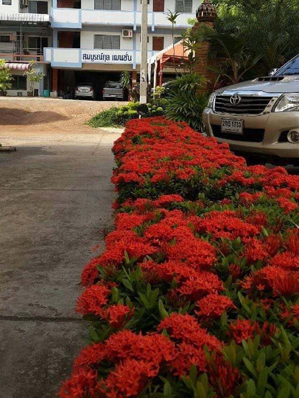 มุมห้องพักและรายละเอียดการตกแต่งไม้สักของ Veerasuda Condotel กลางเมืองราชบุรี