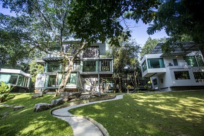 ห้องพักธีมนกของ Villa Moreeda ตกแต่งโมเดิร์นอบอุ่นพร้อมหน้าต่างกระจกบานใหญ่รับวิวสวน