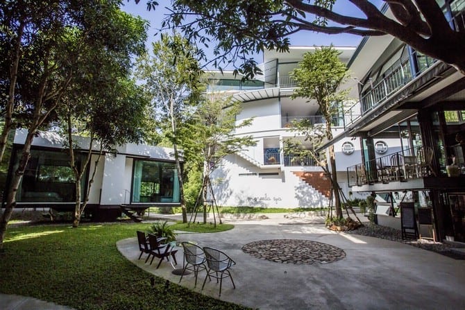 มุมพักผ่อนและลำธารตื้นหน้าที่พัก Villa Moreeda ในอำเภอสวนผึ้ง ราชบุรี