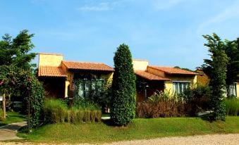 ห้องพักสไตล์อิตาลีของ Villa Tuscany Country Resort สวนผึ้ง เตียง King ตกแต่งโทนอบอุ่น