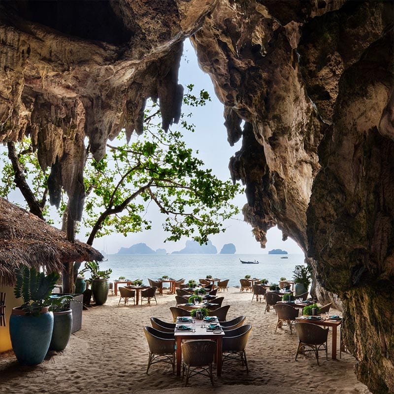ร้านอาหาร The Grotto ในถ้ำธรรมชาติริมหาดพระนางของ Rayavadee