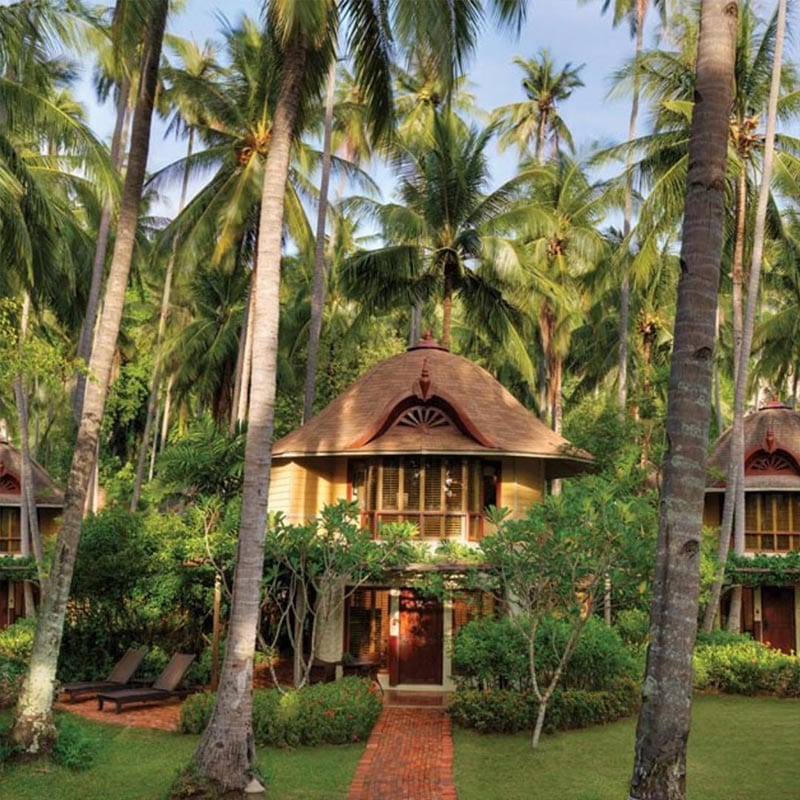 สระว่ายน้ำและหาดทรายขาวล้อมด้วยหน้าผาหินปูนที่ Rayavadee กระบี่