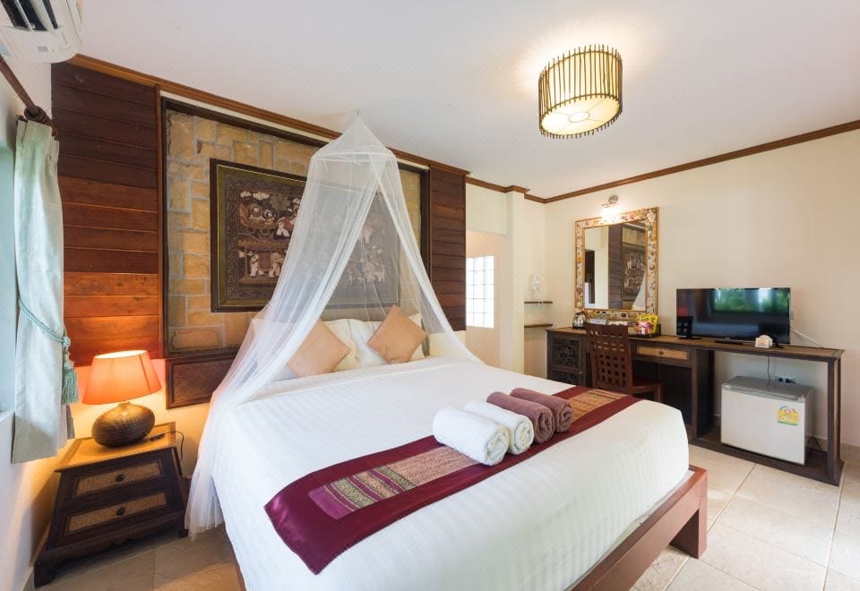 หาดอ่าวช่อหน้า Ao Cho Grandview Hideaway Resort ทรายขาวละเอียดน้ำทะเลตื้นใสเงียบสงบ