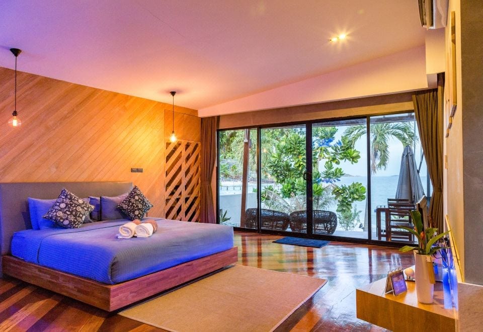 ห้องพักริมหาดของ Ao Cho Grandview ตกแต่งโทนไม้พร้อมระเบียงมองทะเลอ่าวช่อ