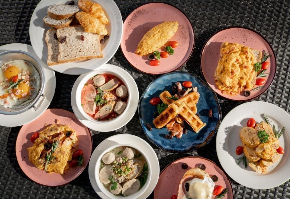 บรรยากาศร้านอาหารและบาร์ Hideaway Bistro ริมหาดอ่าวช่อยามเย็นบนเกาะเสม็ด