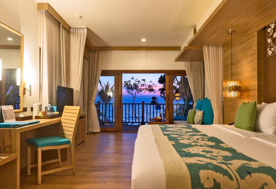 ห้องพักไต่เนินเขาของ Ao Prao Resort มองลงไปเห็นหาดอ่าวพร้าวและทะเลสีฟ้า