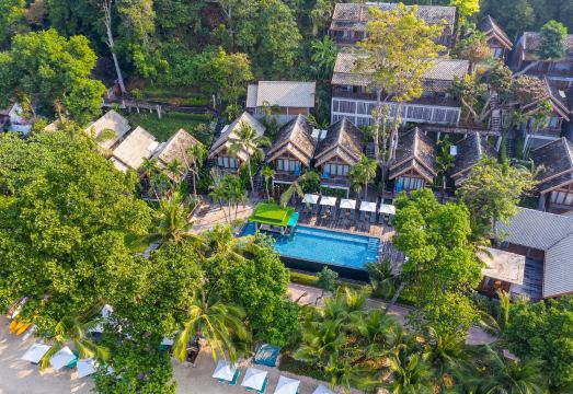 หาดอ่าวพร้าวหน้ารีสอร์ต ทรายขาวละเอียดและน้ำทะเลใส มีเตียงผ้าใบริมหาด