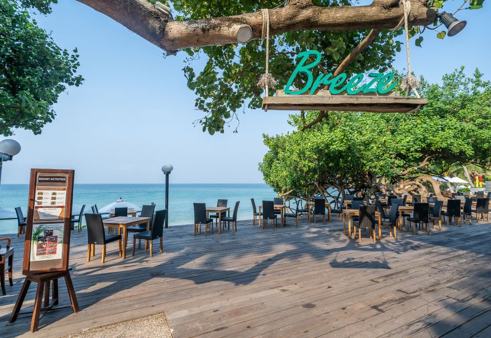 ร้านอาหารและบาร์ริมทะเลของรีสอร์ต บรรยากาศยามเย็นมองออกไปเห็นอ่าว