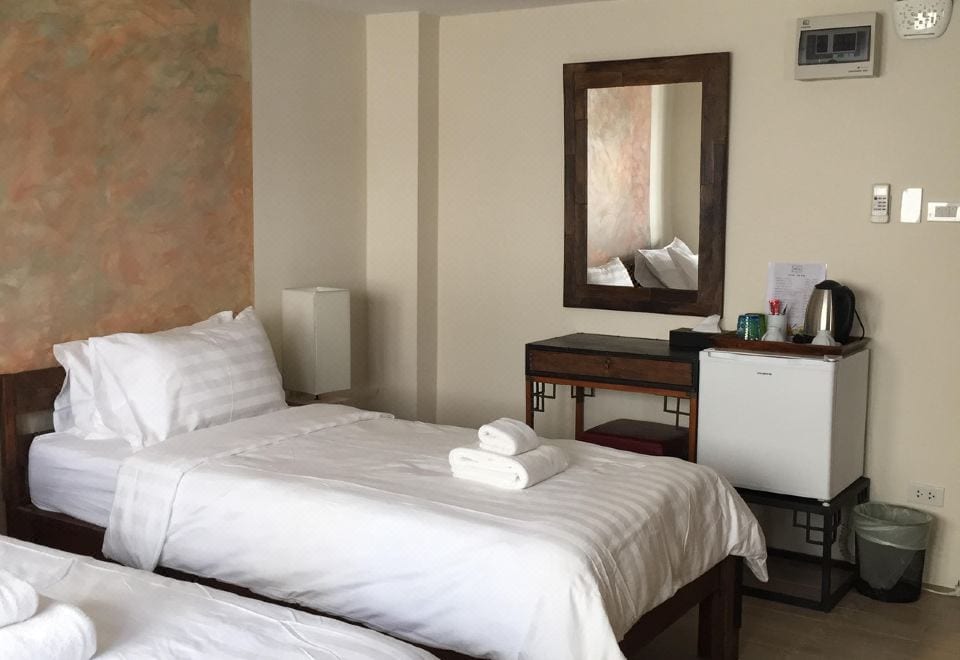 ห้องพักภายใน Arcadia Maephim ระยอง ตกแต่งเรียบง่าย ห้องกว้างพร้อมเตียงและพื้นที่นั่งเล่น