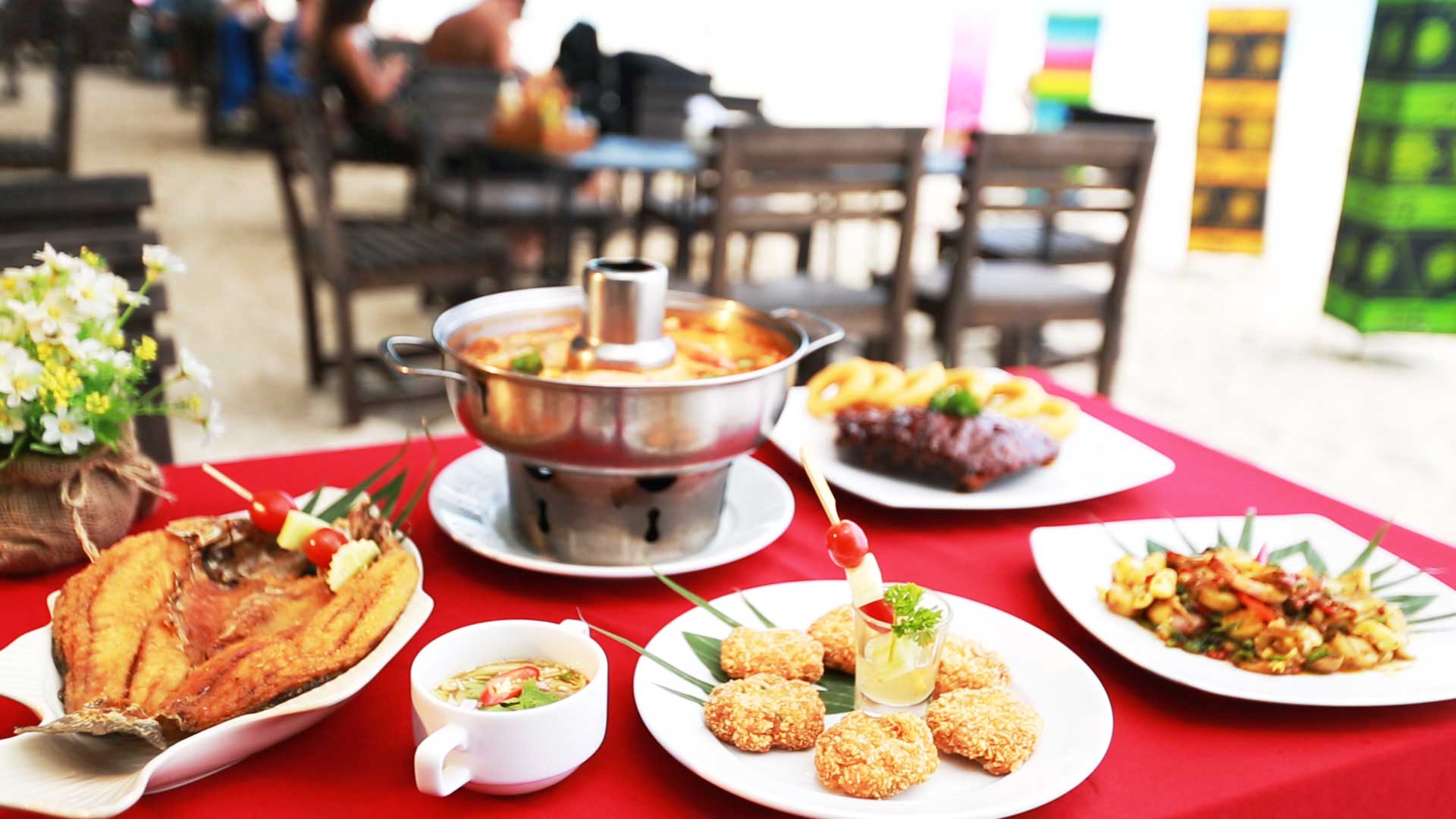 ร้านอาหารริมทะเลของ Avatara Resort จุดเสิร์ฟบุฟเฟต์อาหารเช้าและโชว์ควงไฟยามค่ำ