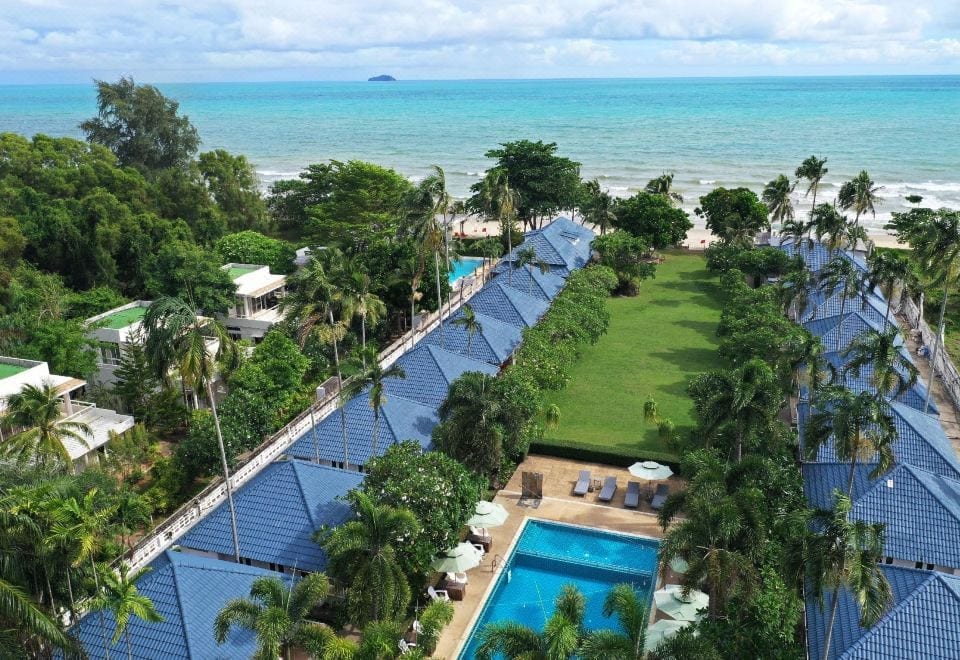 สระว่ายน้ำกลางแจ้งของ Bandara On Sea Rayong ท่ามกลางสวนเขียวมองออกไปทางทะเล