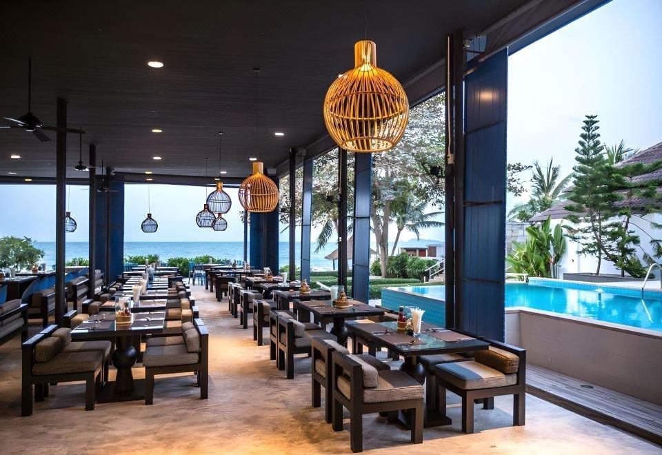 ร้านอาหารริมทะเล Prow Talay ของรีสอร์ต บรรยากาศยามเย็นมองเห็นหาดและทะเลเป็นฉากหลัง