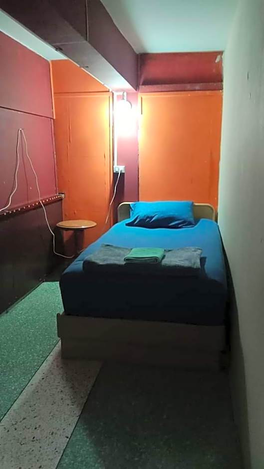 โถงนั่งเล่นรวมของ Banphe Hostel ในตึกแถวสไตล์ไทย มีมุมนั่งเล่นและบาร์