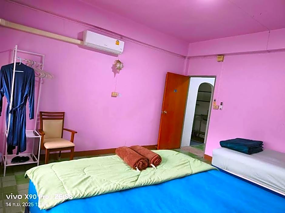 ห้องพักเรียบง่ายของ Banphe Hostel เตียงและพื้นที่นั่งเล่นเล็กๆ