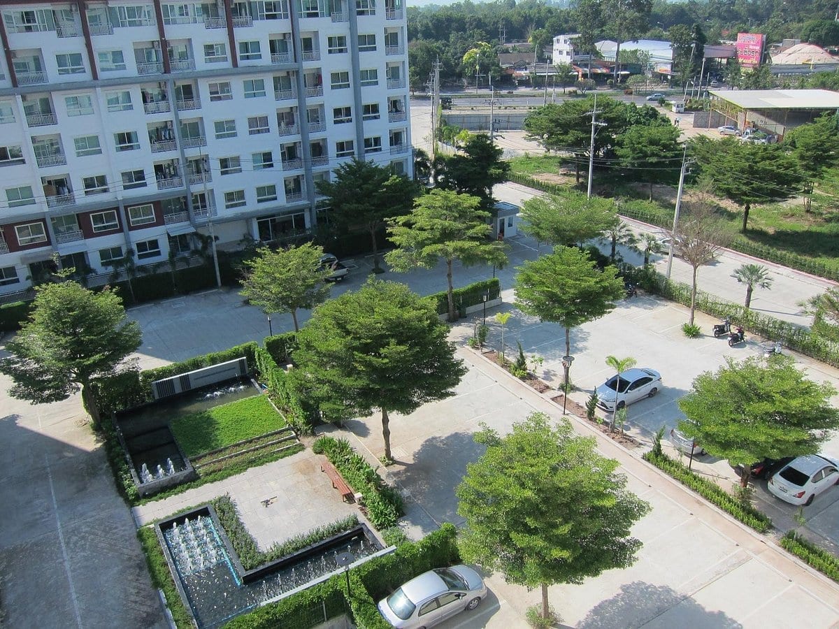 ห้องสวีทของ Banyan Residence ที่มีมุมนั่งเล่นแยกจากเตียงนอน ตกแต่งโทนอบอุ่นเรียบง่าย