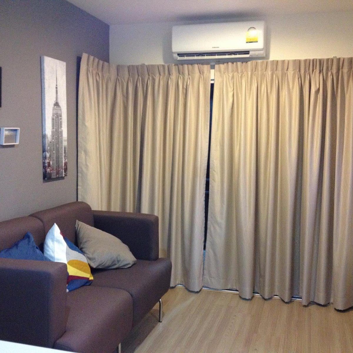 มุมนั่งเล่นและระเบียงของห้องพัก Banyan Residence ระยอง พร้อมตู้เย็นและพื้นที่ใช้สอยกว้าง
