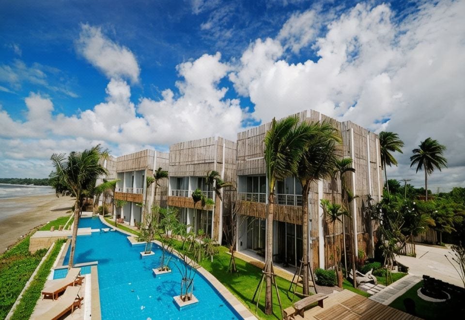บรรยากาศริมหาดและสระว่ายน้ำกลางแจ้งของ Bari Lamai Resort ระยอง มองเห็นทะเลหาดสวนสน