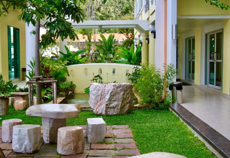 ห้องพักของ Caza V1 Serviced Apartment Rayong ที่สะอาดพร้อมระเบียงส่วนตัวและทีวีจอแบน