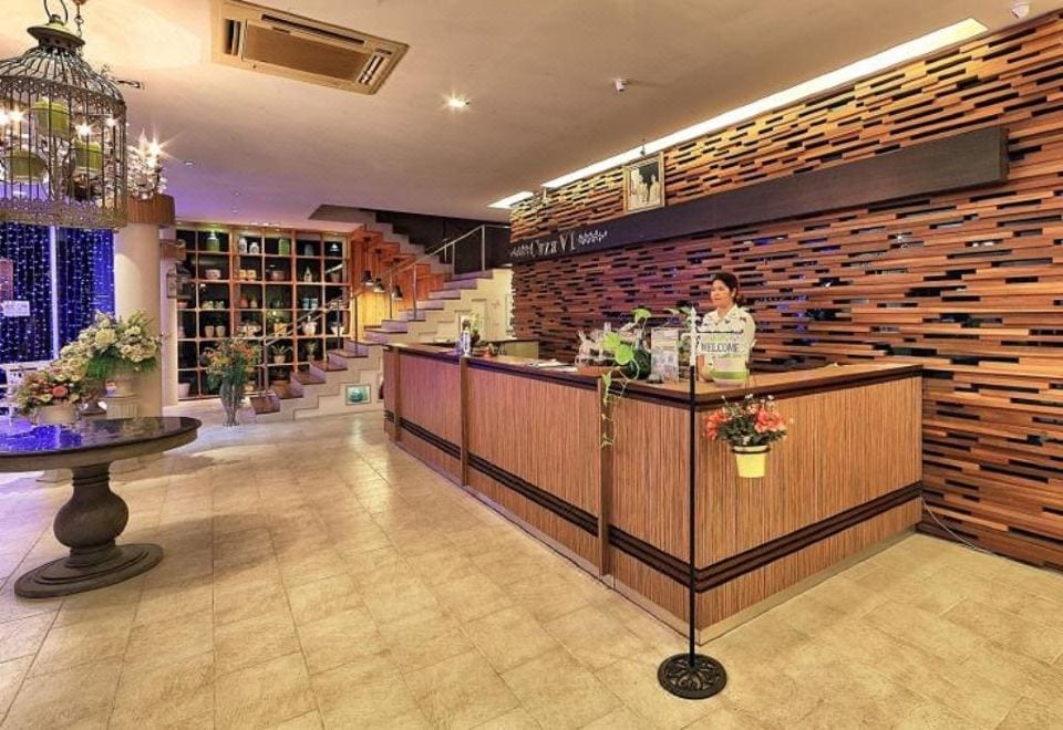 มุมห้องพักและพื้นที่นั่งเล่นของ Caza V1 Serviced Apartment ในเมืองระยอง
