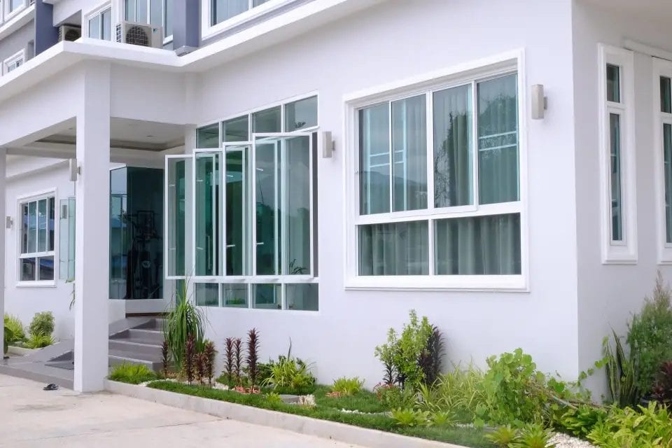 อาคารภายนอกของ Charisma Residence ระยอง ที่พักแนวเรสซิเดนซ์ติดถนนสุขุมวิท ย่านเนินพระ