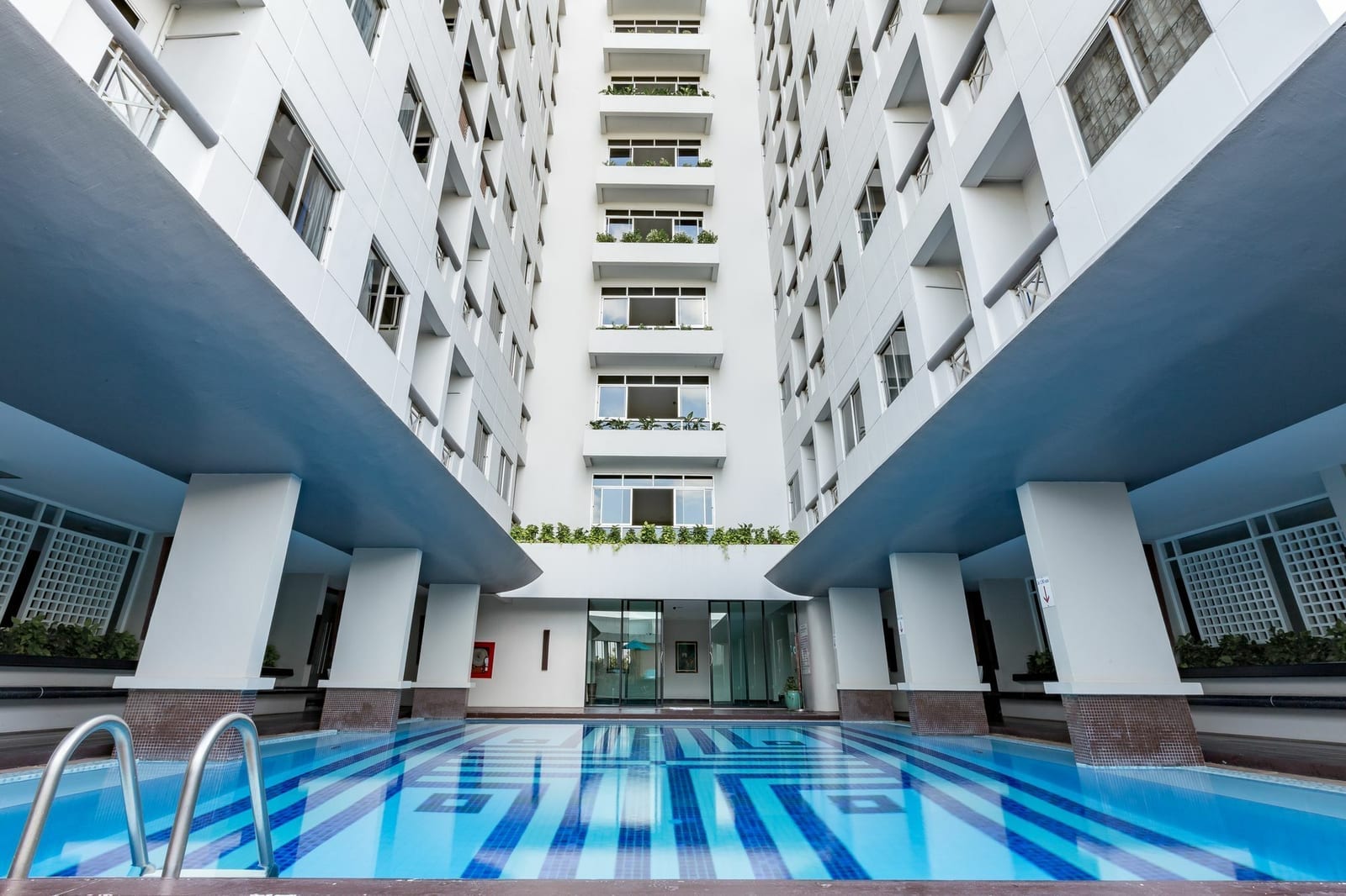 สระว่ายน้ำกลางแจ้งของ Rayong City Hotel มุมผ่อนคลายในโรงแรมกลางเมืองระยอง