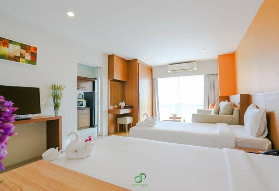 ห้องสวีทสไตล์โมเดิร์นของ Crystal Jade Rayong Hotel พร้อมครัวเล็กและพื้นที่นั่งเล่น