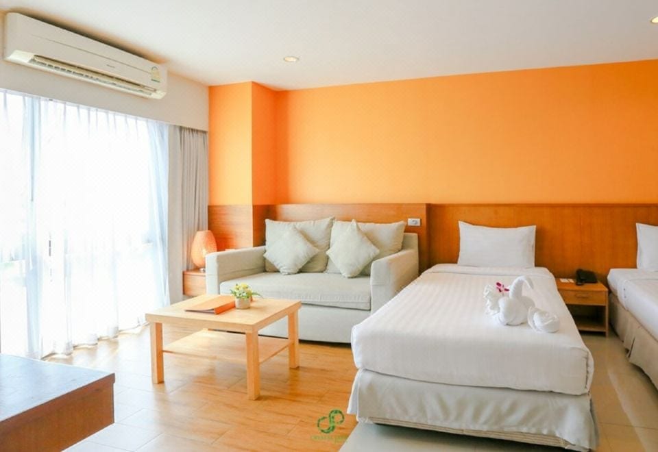 มุมห้องพักและพื้นที่ทำงานภายใน Crystal Jade Rayong Hotel โทนอบอุ่น