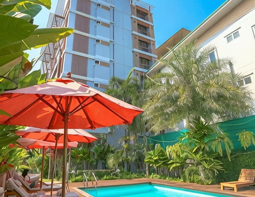 สระว่ายน้ำระบบน้ำเกลือกลางแจ้งของ Crystal Jade Rayong Hotel