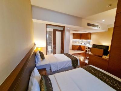 อาคารและบริเวณ Grand Garden Hotel & Residence บ้านฉาง พร้อมต้นไม้และพื้นที่สีเขียวรอบโรงแรม