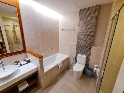 ห้อง Grand Deluxe ของ Grand Garden Hotel ห้องกว้างพร้อมโซฟา เตียงนุ่ม และมุมครัวเล็กในตัว
