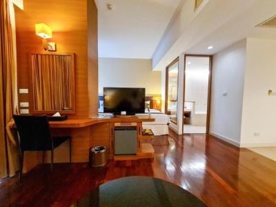 สระว่ายน้ำกลางแจ้งและพื้นที่นั่งเล่นของ Grand Garden Hotel & Residence บ้านฉาง ระยอง