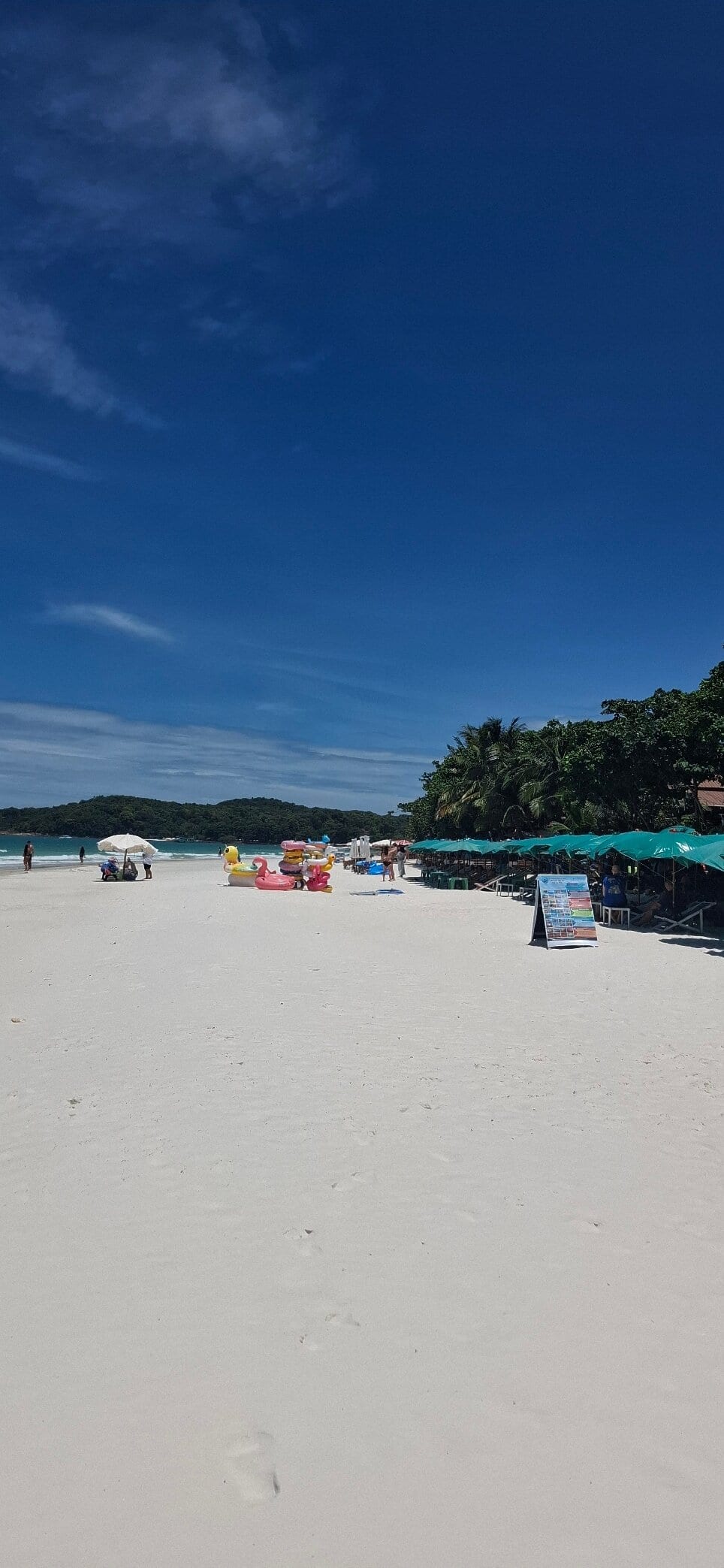 อาคารห้องพักสไตล์ไทยโมเดิร์นของรีสอร์ตริมหาดทรายแก้ว เกาะเสม็ด
