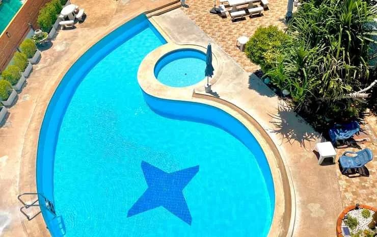 สระว่ายน้ำกลางแจ้งของ The Great Rayong Hotel ย่านหาดแม่รำพึง