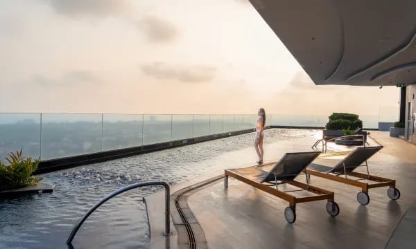 สระว่ายน้ำอินฟินิตี้บนรูฟท็อปชั้น 29 ของ Holiday Inn & Suites Rayong City Centre มองวิวเมืองและอ่าวไทย