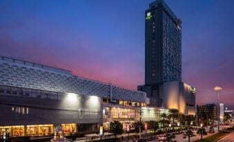 ห้องพักสไตล์ทันสมัยของ Holiday Inn ระยอง เตียงใหญ่ หน้าต่างกว้างวิวเมือง