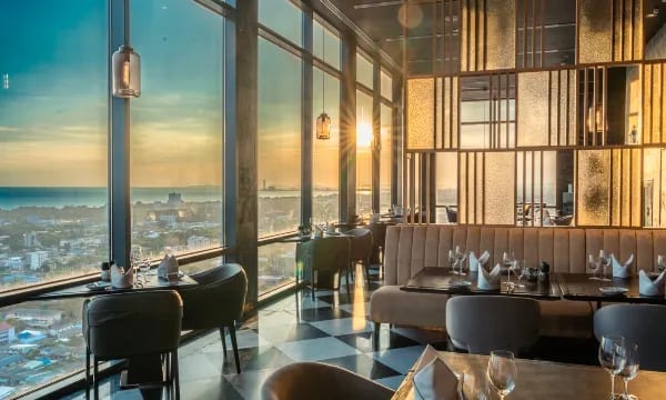 ห้องอาหารรูฟท็อป Elementi และมุมบาร์ของโรงแรม Holiday Inn ระยอง