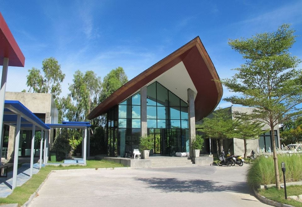 ห้องพักดีไซน์มินิมอลโทนสบายตาของ Hub de Leaf at Rayong Design Resort พร้อมระเบียงส่วนตัว