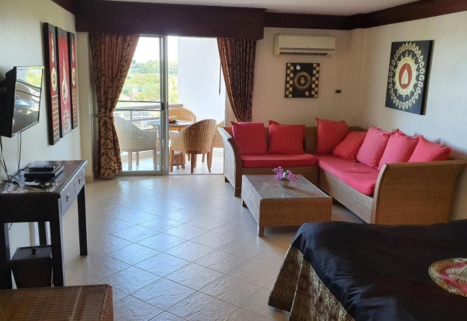 มุมห้องพักและพื้นที่นั่งเล่นสไตล์เรียบง่ายในย่านบ้านเพ ระยอง ใกล้ I Na Seaview