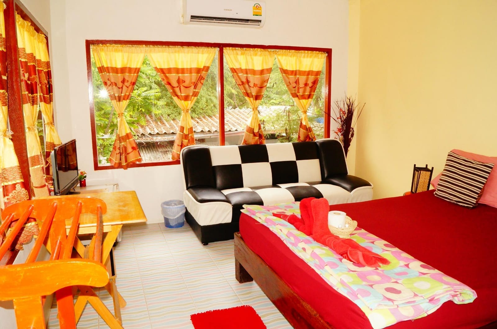 ห้องพักสไตล์ลอฟต์ของ I-Talay Loft เกาะเสม็ด ตกแต่งโมเดิร์นโทนเรียบ พร้อมแอร์และทีวี