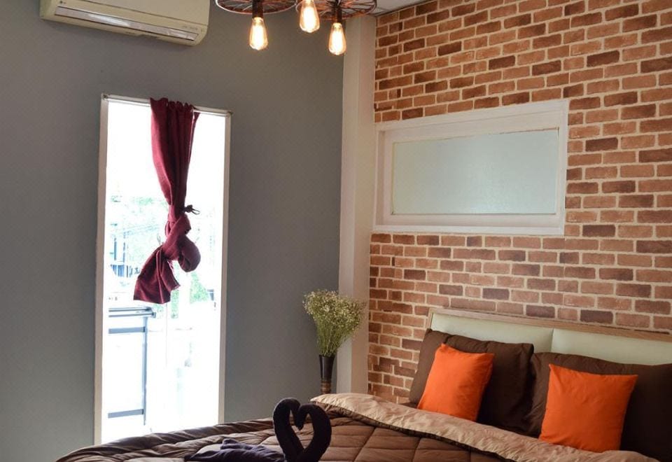 ห้องพักสไตล์ลอฟต์ของ I-Talay Loft เกาะเสม็ด ตกแต่งโมเดิร์นโทนเรียบ พร้อมแอร์และทีวี