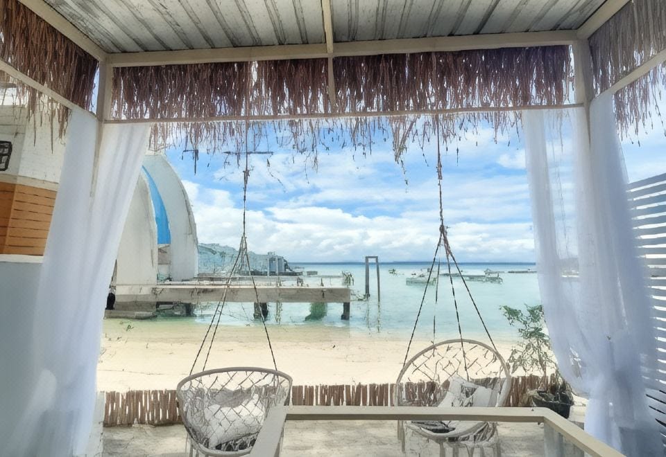 อาคารและโซนต้อนรับของ I-Talay Zone Sea Hotel บนเกาะเสม็ด ใกล้ท่าเรือหน้าด่าน