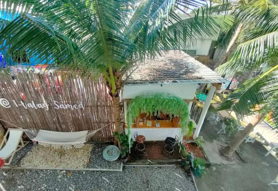 มุมที่นั่งและพื้นที่ส่วนกลางของ I-Talay Zone Sea บรรยากาศเรียบง่ายสไตล์เกสต์เฮาส์ริมทะเล