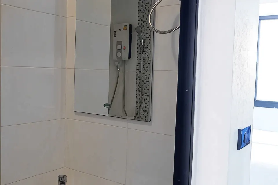 ห้องพักอีกแบบของ IZEN Budget Hotel Rayong พร้อมตู้เย็นและทีวีจอแบน