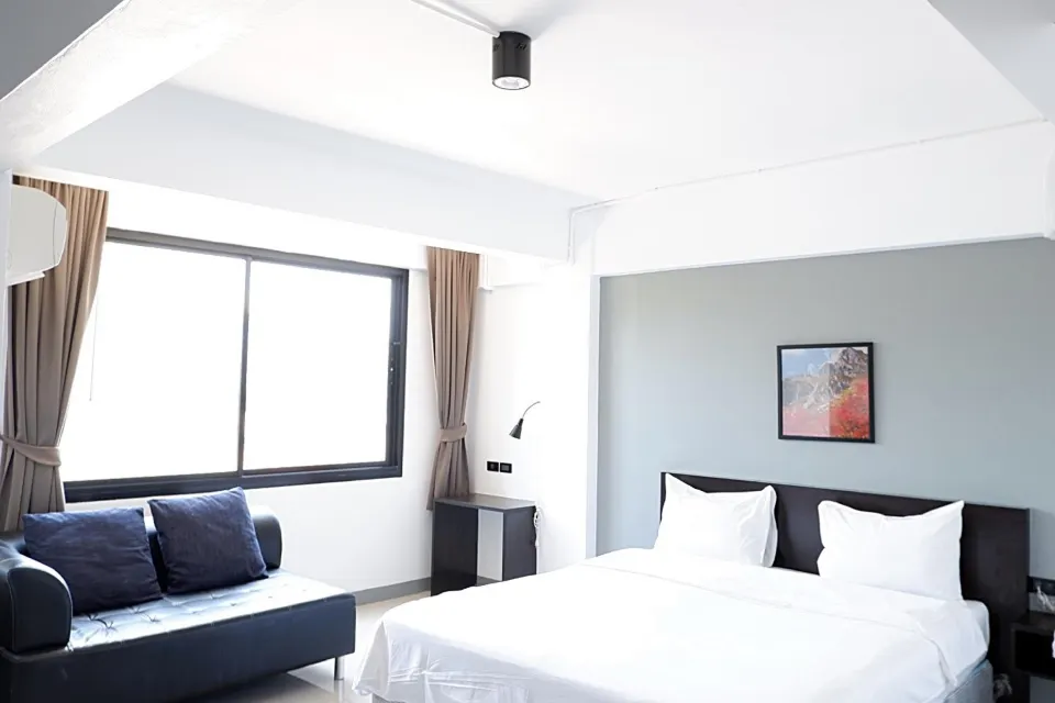อาคารและพื้นที่ส่วนกลางของ IZEN Budget Hotel & Residences ในซอยปลั่งศรี ย่านเนินพระเมืองระยอง