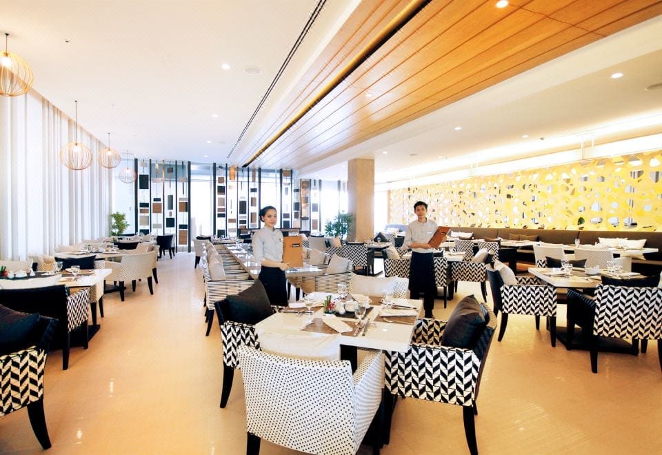 ร้านอาหารและพื้นที่อาหารเช้าของ Classic Kameo Rayong ตกแต่งโทนอบอุ่นสไตล์ร่วมสมัย
